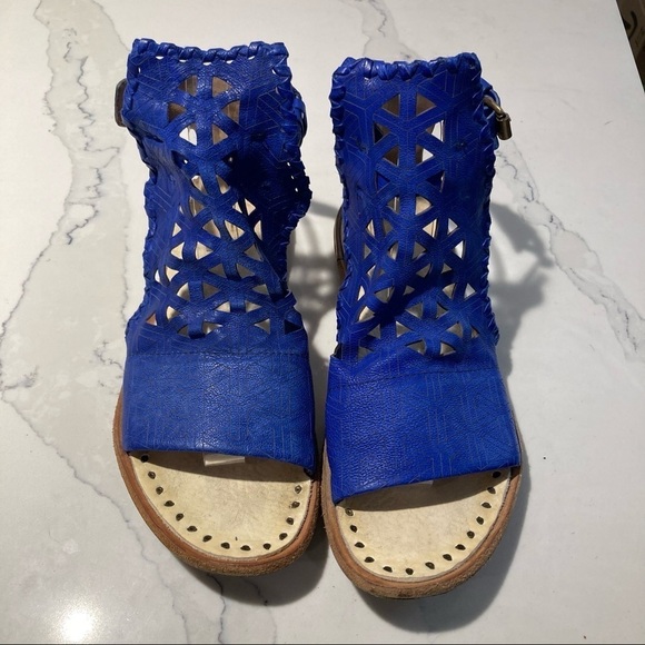A.S. 98 Sz 39 Gladiator Style Laser Cut Out Electric Blue Leather Sandals - Picture 2 of 13